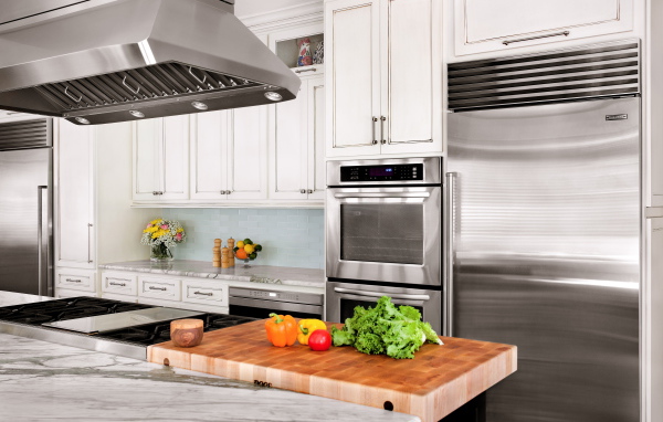 Продукты на столе в кухне