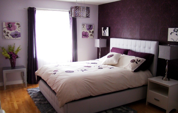 Фиолетовая стена в спальне