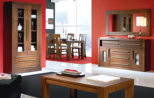 Красные стены в столовой