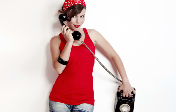 Ретро девушка в шортах