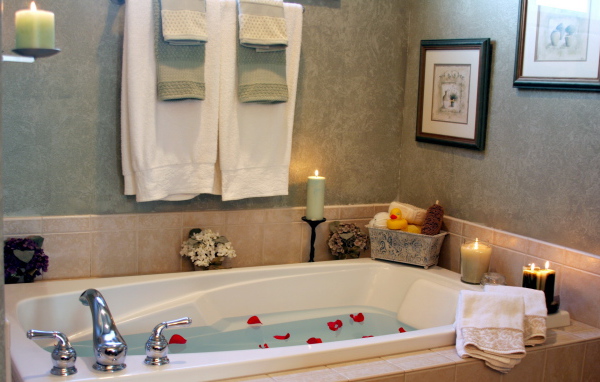 Лепестки розы в ванной