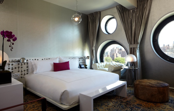 Круглые окна в спальне