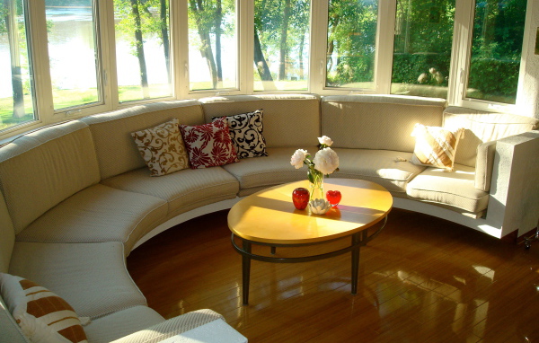Круглая веранда с диваном