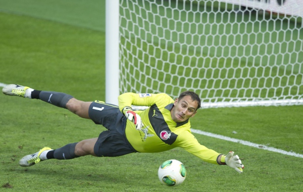 Сергей Рыжиков вратарь Рубина ловит мяч