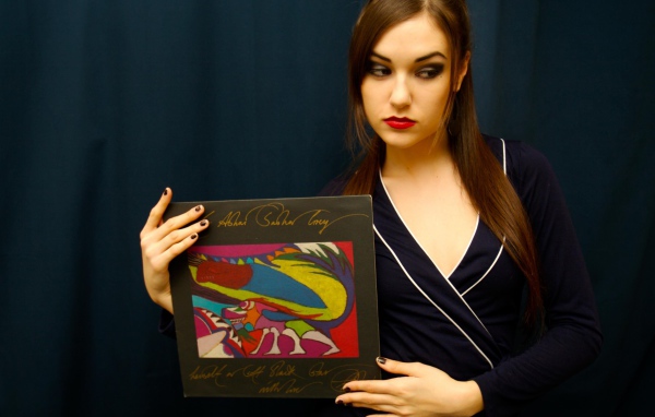 Саша Грей макияж с красной помадой