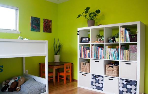 Полки в детской комнате