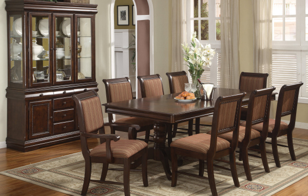 Сервант с посудой в столовой