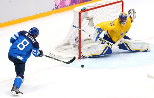 Обладатели серебряной медали хоккеисты из Швеции