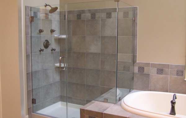 Раковина рядом с душевой кабиной