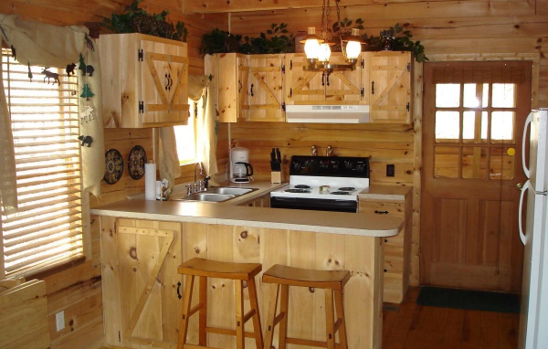 Небольшая деревянная кухня