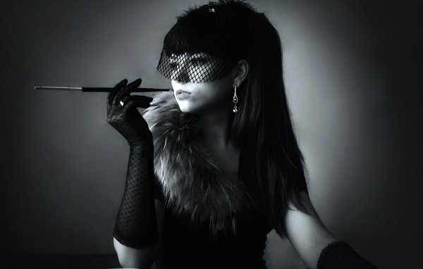 Курящая девушка в стиле ретро