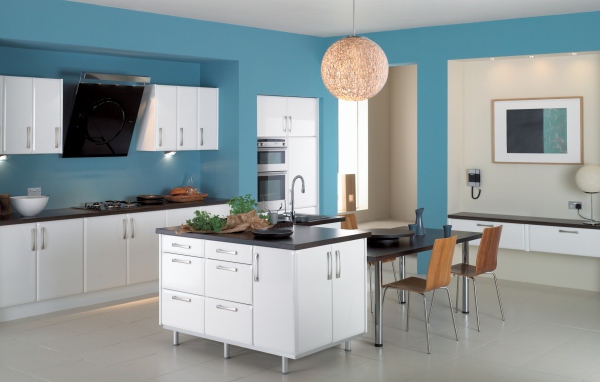 Просторная голубая кухня