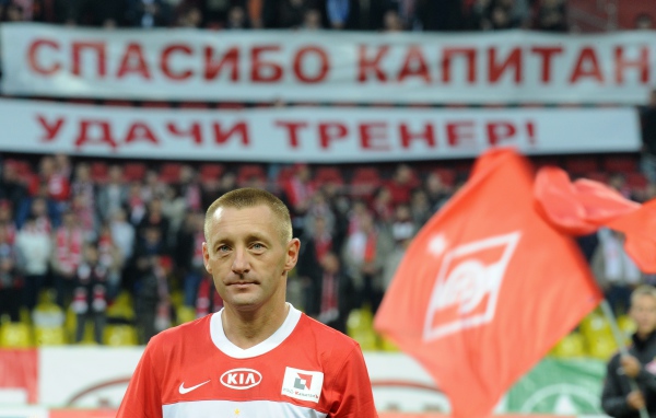 Андрей Тихонов тренер Спартака на фоне трибун