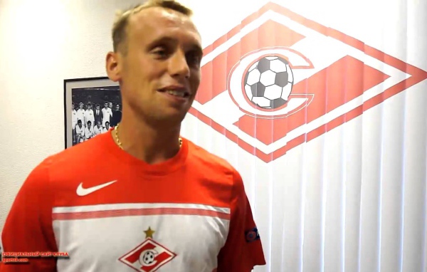 Денис Глушаков полузащитник Спартака на фоне логотипа команды