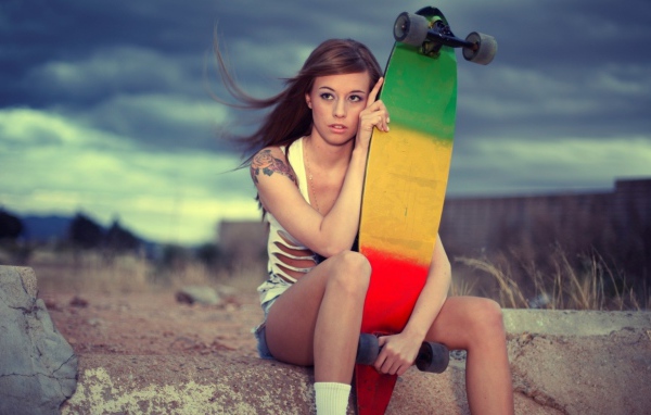 Спортивная девушка и скейтборд