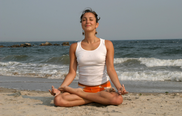 Спортивная девушка медитирует