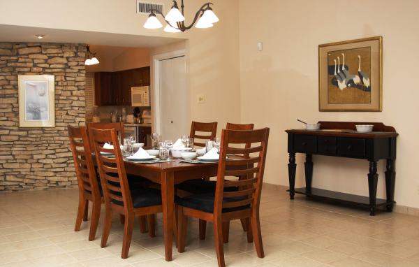 Каменная стена в столовой