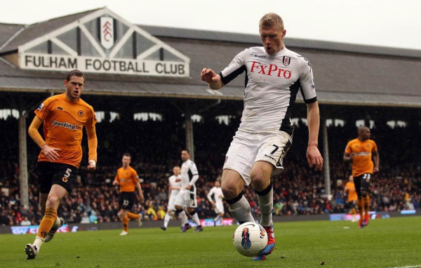 Павел Погребняк нападающий клуба Рединг с мячом