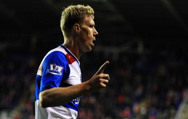 Павел Погребняк нападающий клуба Рединг на поле