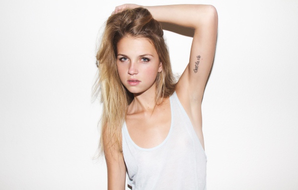 Татуировка у блондинки