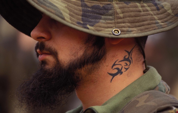 Тату на шее солдата