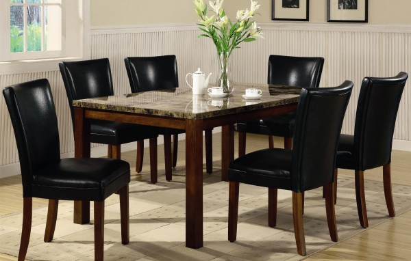 Чай на столе в столовой