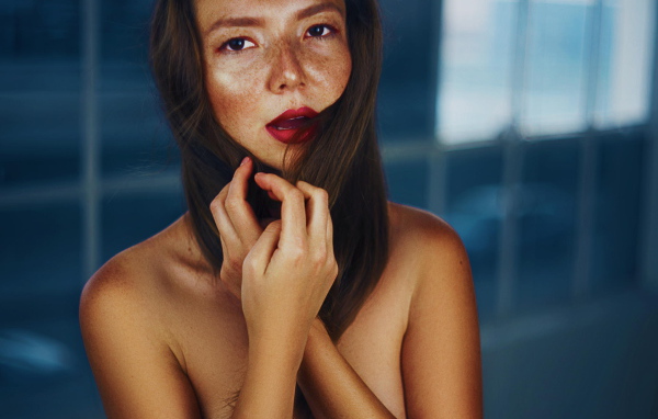 Фотография девушки брюнетки