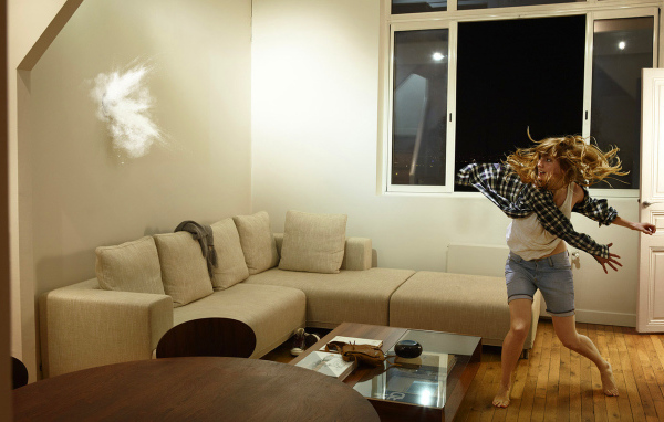 Фотография девушка разбив стекло