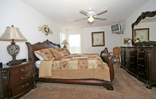 Вентилятор на потолке спальни