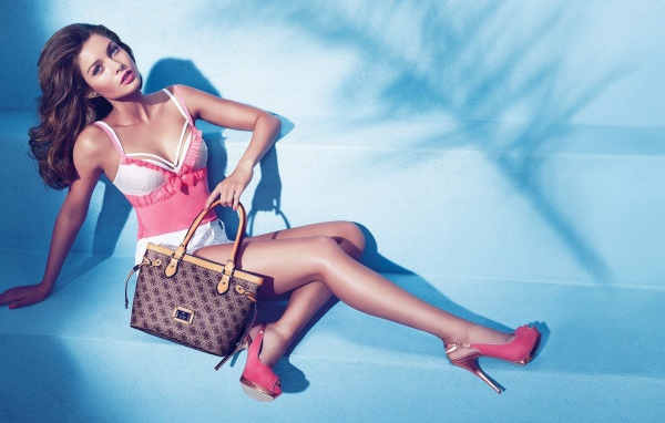 Девушка на голубых ступеньках