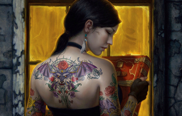 Девушка с татуировкой дракона на спине