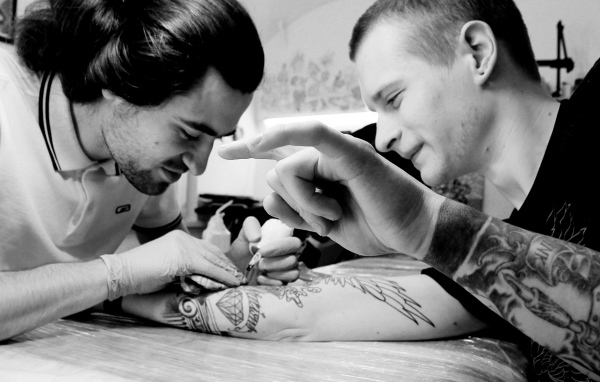 Парню делают тату