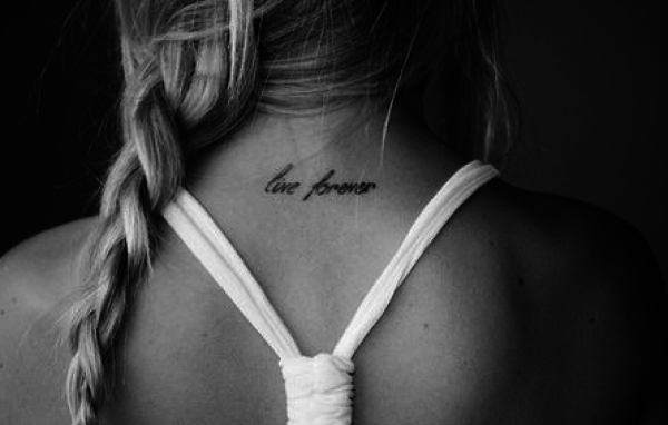 Надпись тату на шее