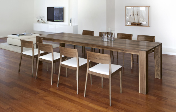 Длинный стол в столовой