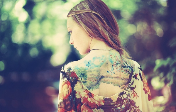 Картина из татуировки на спине