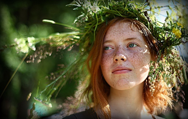 Рыжая девочка с венком на голове