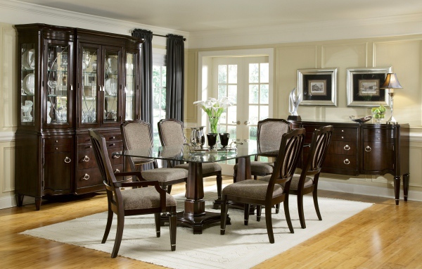 Просторная столовая в доме