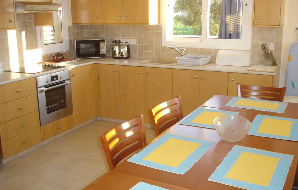 Солнце светит в окно на кухне