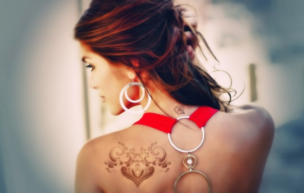 Татуировка на спине и шее