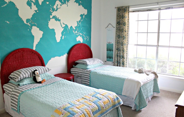 Карта мира на стене в детской