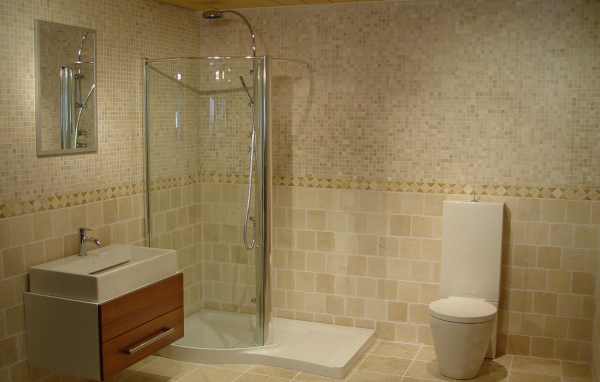 Прозрачная душевая кабина в ванной