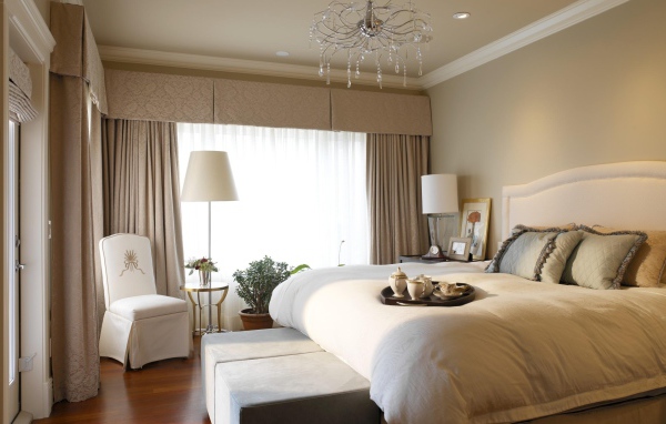 Поднос с кофе на кровати