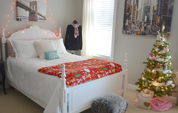 Елка в детской комнате