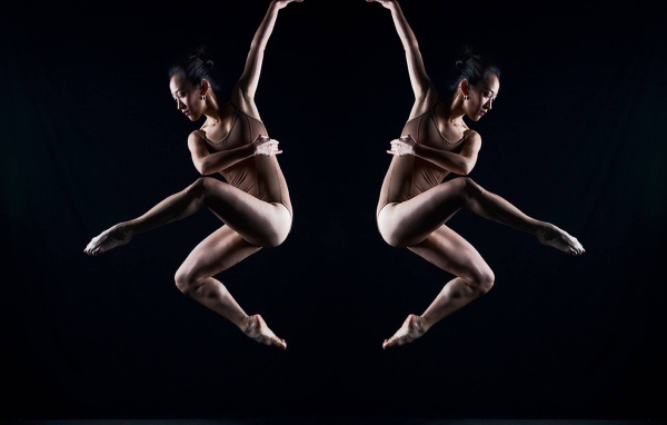 Две балерины в прыжке