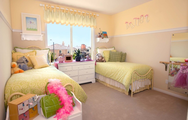 Две кровати для близняшек