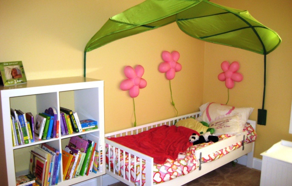 Зонтик над кроватью в детской