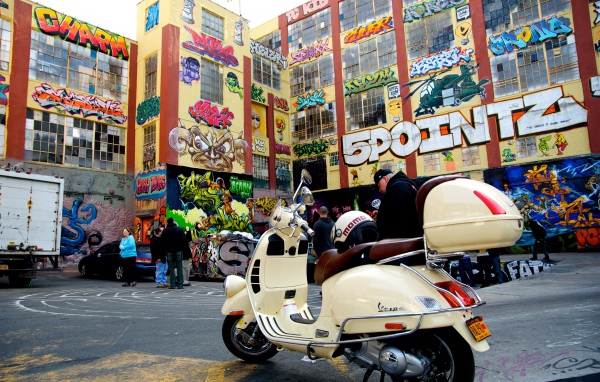 Разные граффити на домах