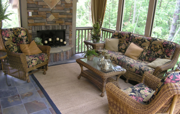 Веранда с плетеной мебелью