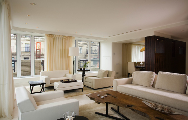 Вид просторной гостиной