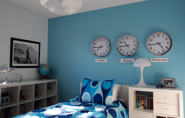 Часы над кроватью в детской